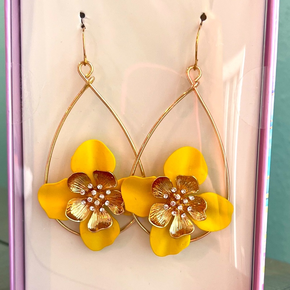 Nicole Miller Floral Dangling Pierced Earrings In Yellow & Gold!